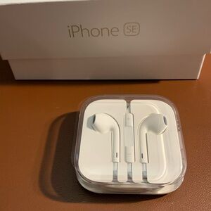 Apple iPhone SE Wired EarPods never used 🔥